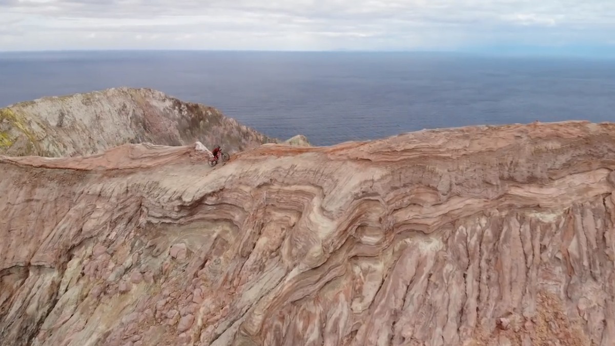 La carrera extrema de Kilian Bron en White Island con Hutchinson