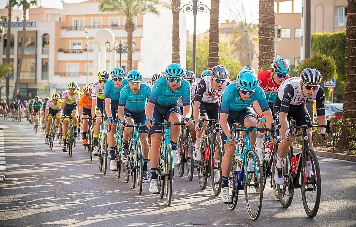 La Clásica de Almería 2026 confirma un pelotón de 140 ciclistas y pleno de equipos españoles