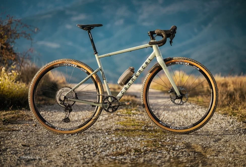 La Commencal 365 Ride GRX Pirite Grey (2026) se lanza con el Shimano GRX 1x12 para dominar cualquier terreno