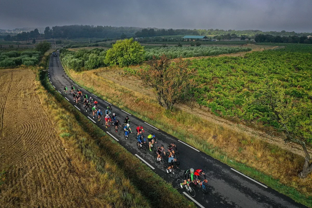 La DGT pide reducir la velocidad para adelantar a los ciclistas