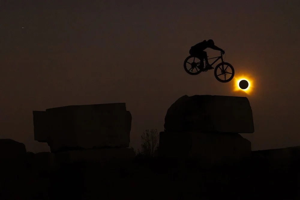 La foto imposible de David Cachón alineando un salto de bicicleta con el eclipse solar en Calatayud