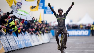 La leyenda Sven Nys logra la victoria en Koksijde