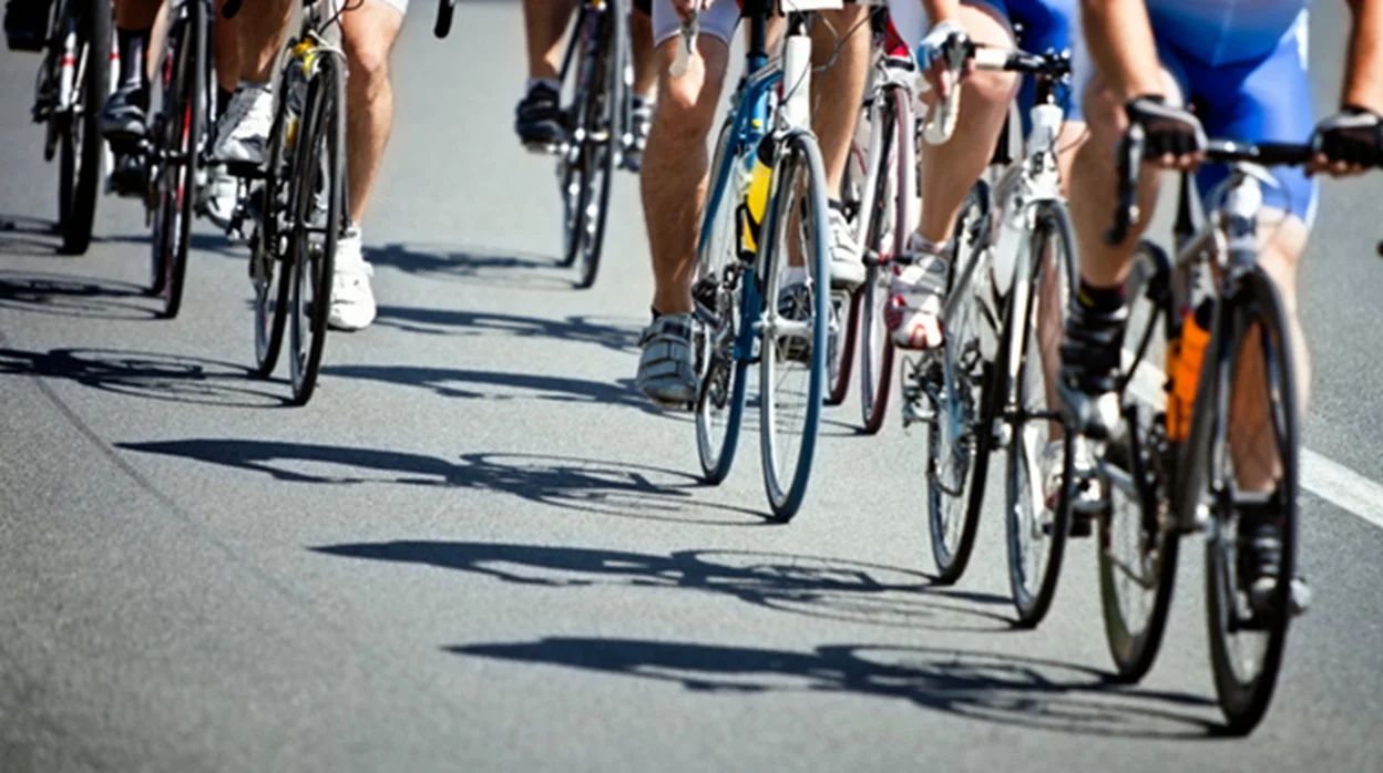 La misma adrenalina, diferente escenario: cómo los ciclistas de carreras comparan los grandes descensos con la ruleta online y las mesas de casino