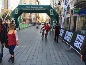 La Policia multa a los ciclistas en Vitoria