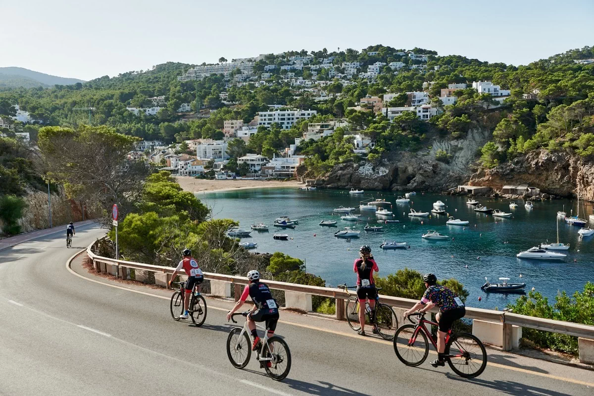 La Vuelta Cicloturista a Ibiza Campagnolo se disputa con éxito y ya piensa en el XX aniversario