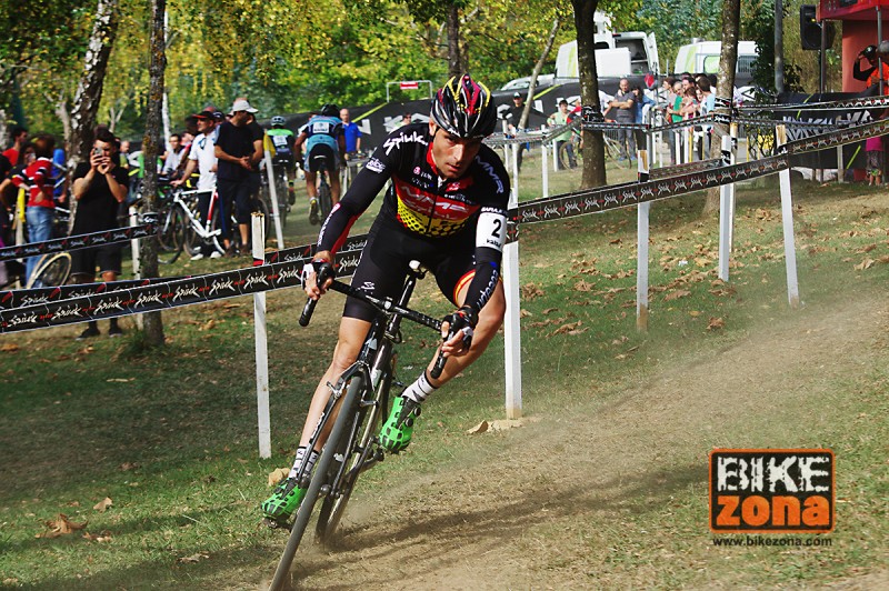 Larri vuelve a casa en el ciclocross de Llodio 2017