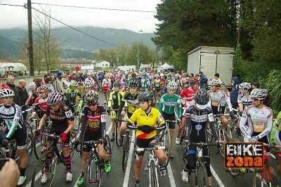 Las ciclistas femeninas se reúnen tras el récord de Igorre