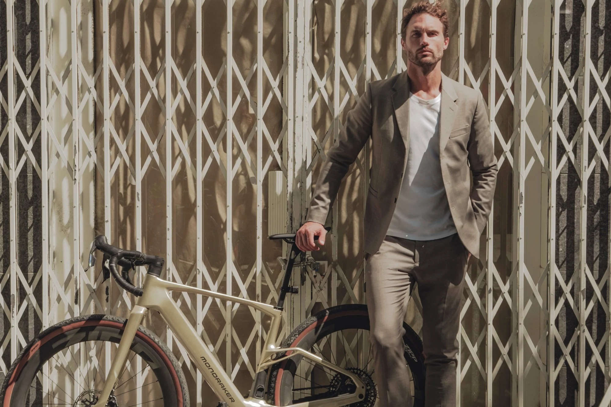 Las e-gravel Mondraker Arid y Dusty protagonizan la campaña de moda IKKS URBAN LAB en París y Barcelona