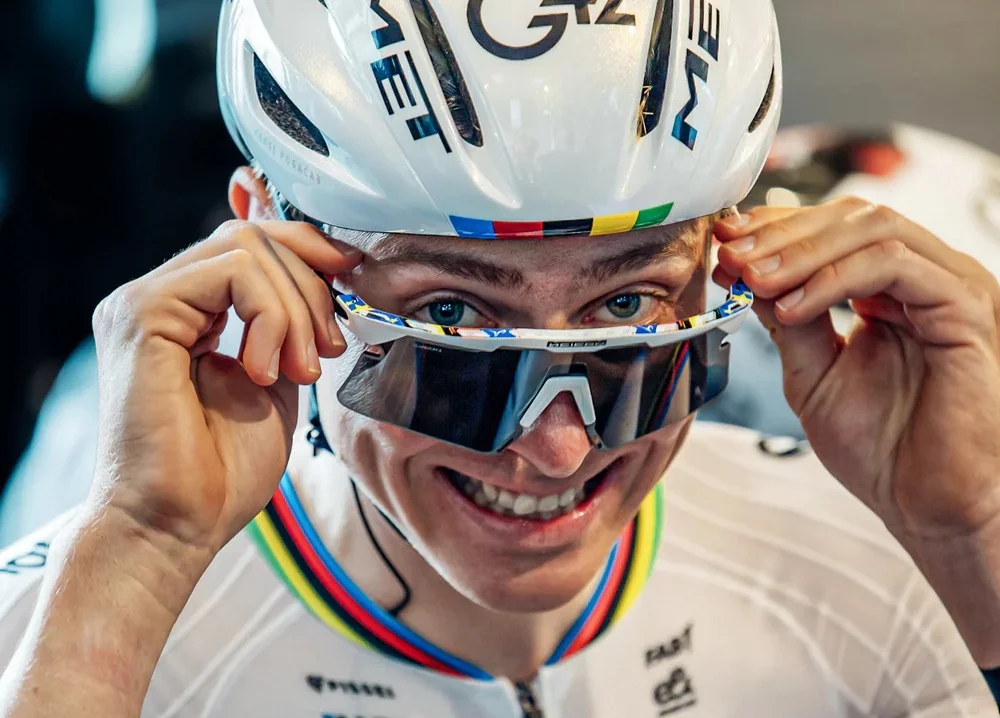 Las nuevas gafas Scicon Aeroshade 2.0 Titanium de Tadej Pogacar desatan la locura entre los ciclistas más exigentes