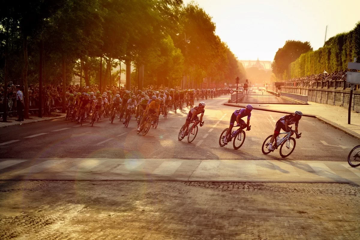 Las promesas del ciclismo se hacen un hueco entre los grandes