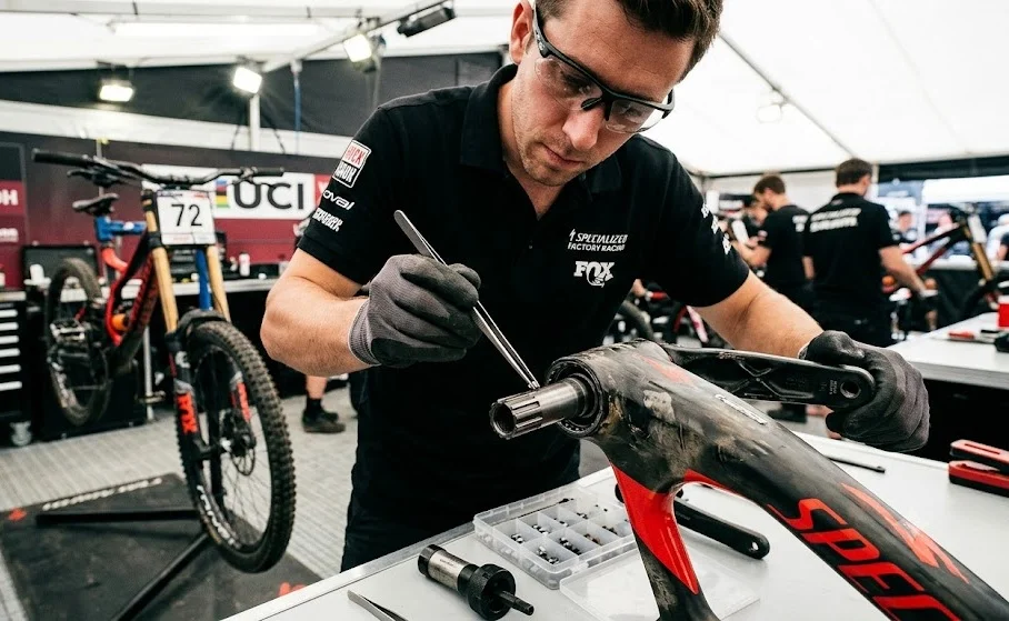 Lastrar el eje de pedalier se convierte en el truco secreto para bajar más rápido en DH y enduro