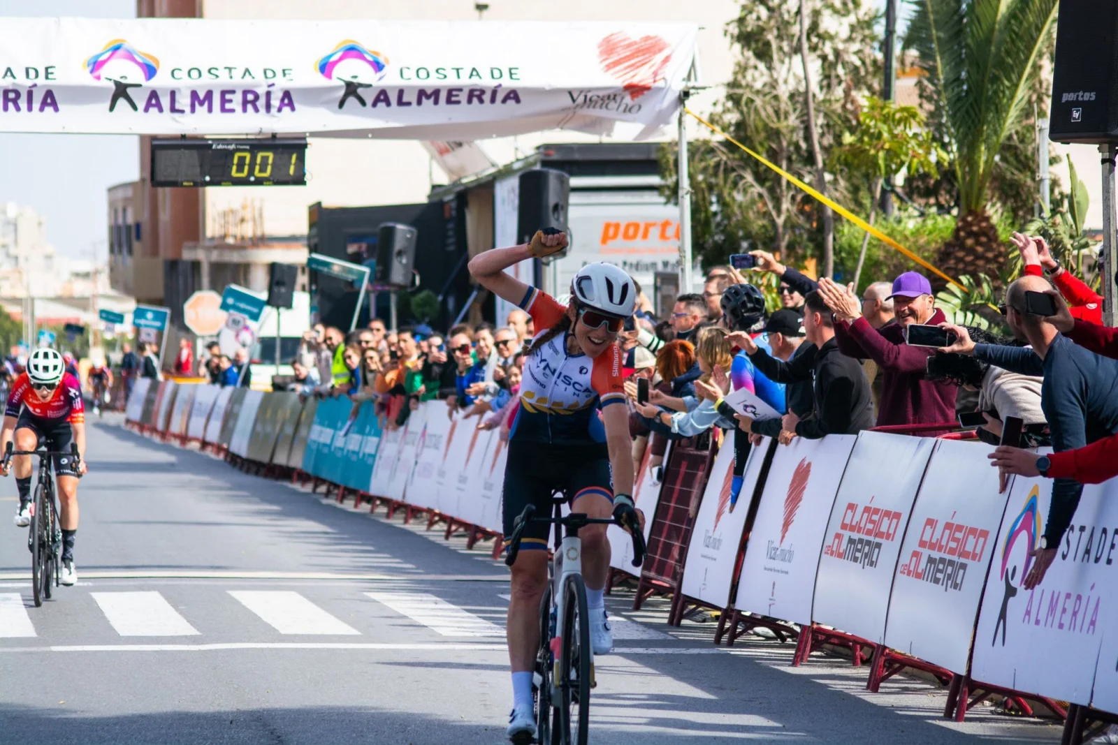 Lauren Stephens se impone en la II Clásica de Almería WE por delante de Yulia Biriukova