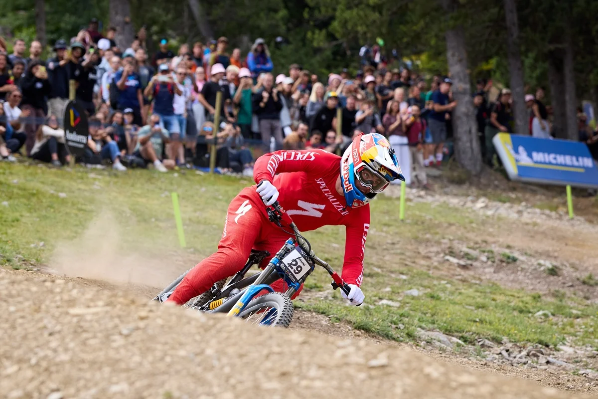 Loïc Bruni y Tahnee Seagrave vuelan en el descenso de la Copa del Mundo UCI de BTT de Pal Arinsal