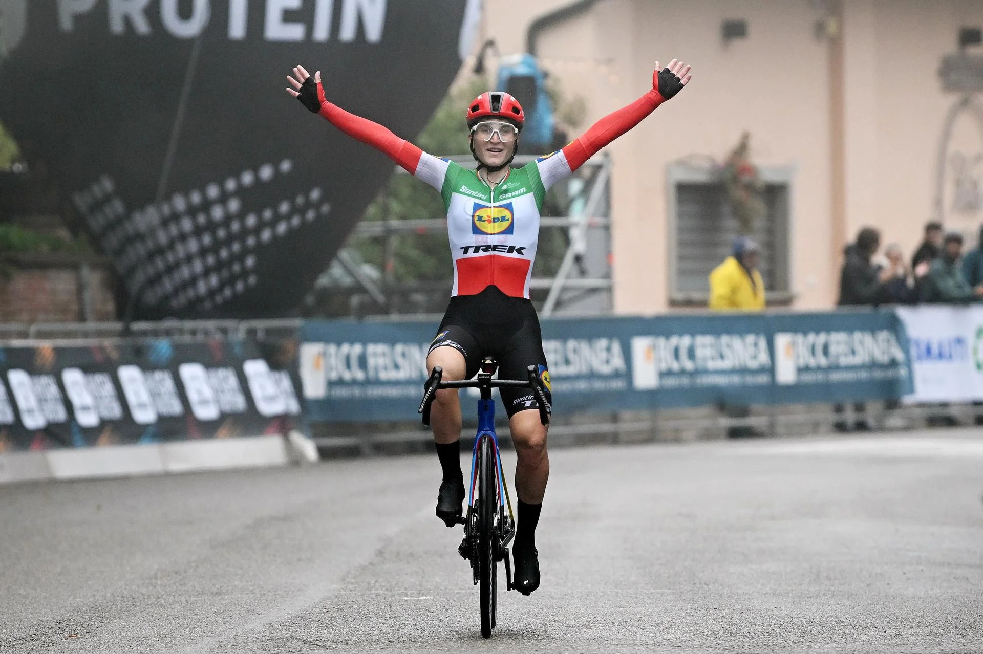 Longo Borghini gana el Giro dell Emilia por cuarta vez