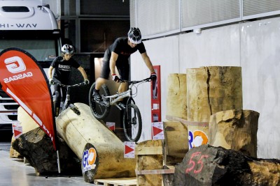 Los aficionados disfrutan con el trial y las acrobacias en el VLC Bikes