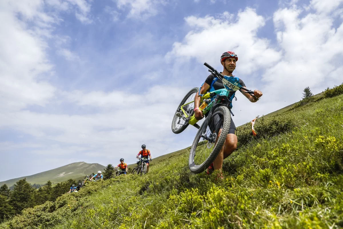 Los bikers aplauden el nuevo recorrido de la Transpyr Coast to Coast en su edición más dura