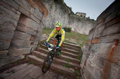 Los ciclistas españoles, a una etapa del triplete en el Iron Bike