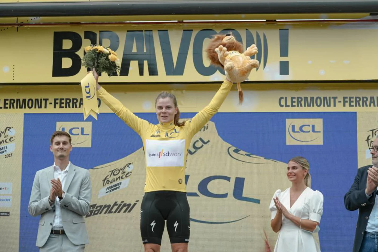 Lotte Kopecky gana en Clermont-Ferrand y es la primera líder del Tour de Francia femenino