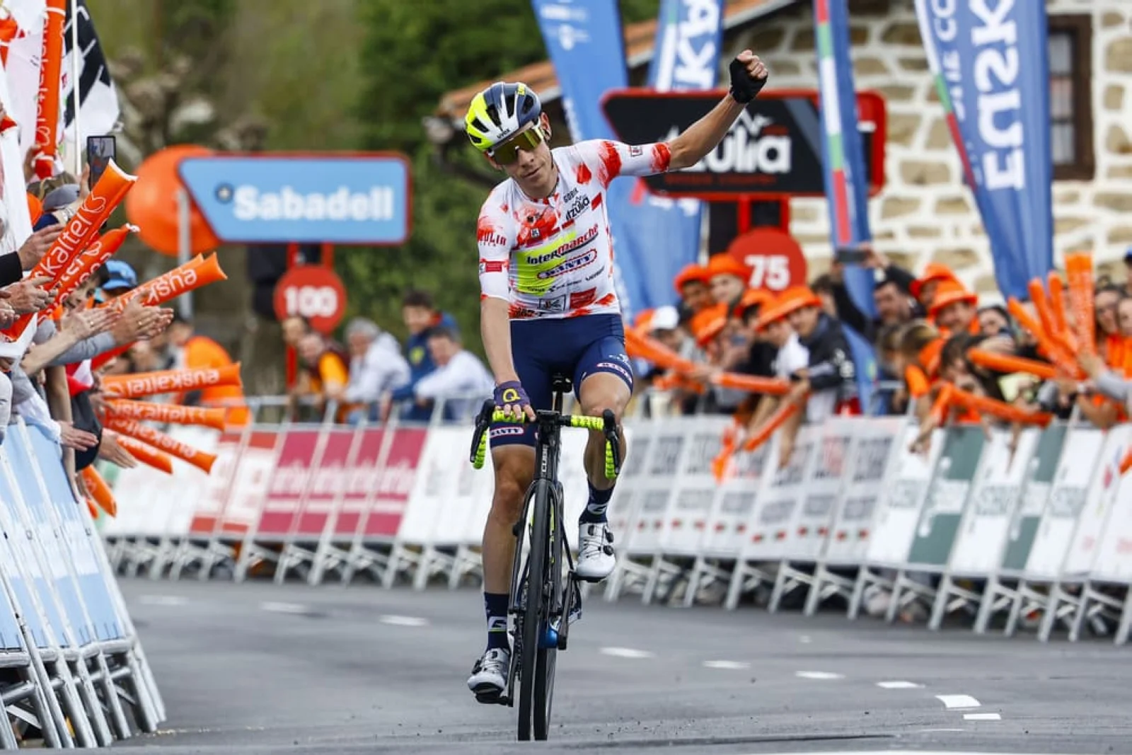 Louis Meintjes gana la etapa más triste de la Itzulia con caída entres los favoritos