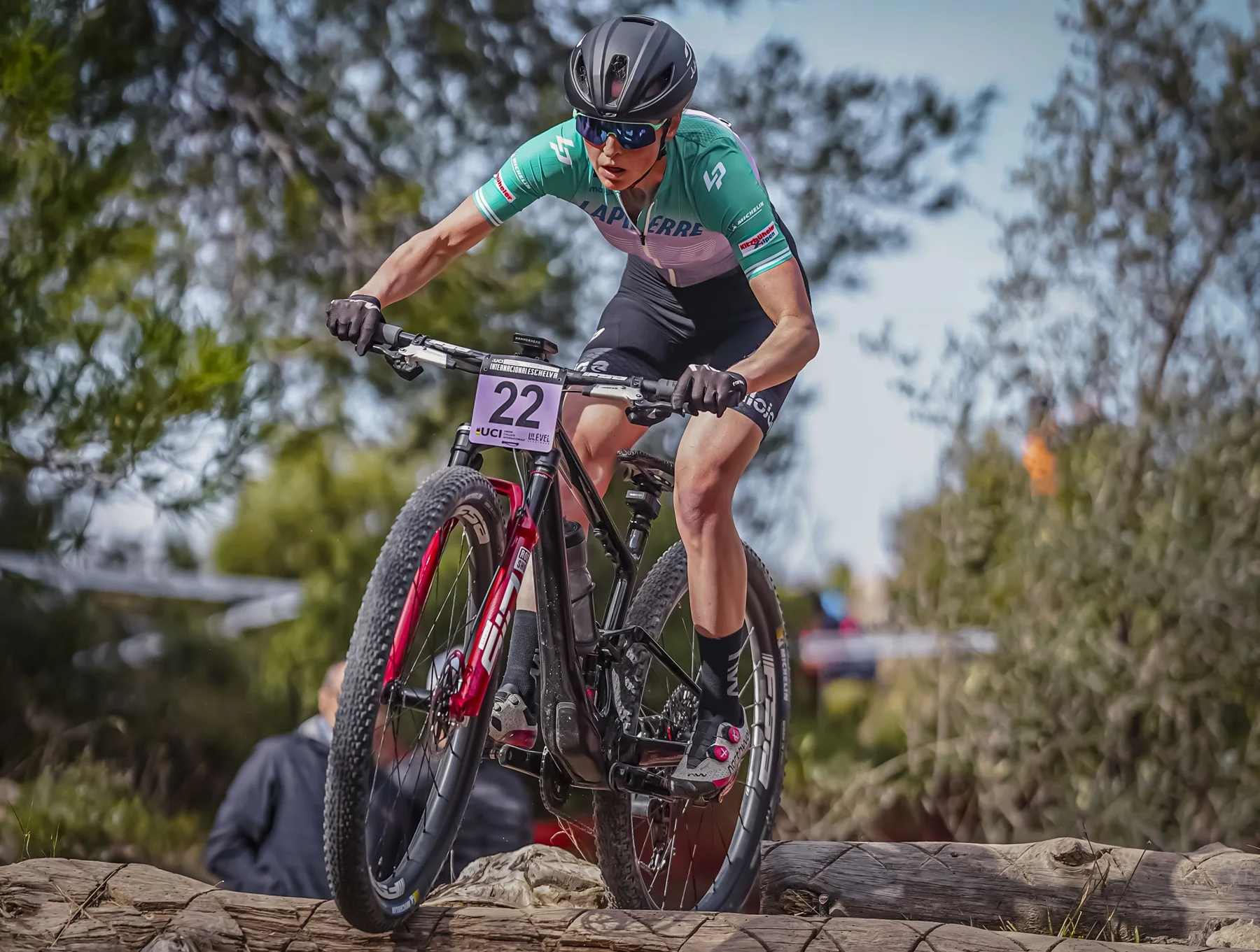 Luca Schwarzbauer y Anne Terpstra triunfan en unos Internacionales Chelva XCO de leyenda