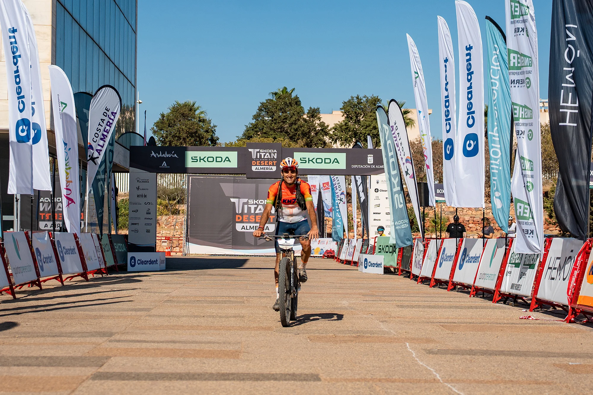 Luis Ángel Maté y Natalia Fischer, Líderes de la Skoda Titan Desert Almería 2025 Luis Ángel Maté y Natalia Fischer, Líderes de la Skoda Titan Desert Almería 2025
