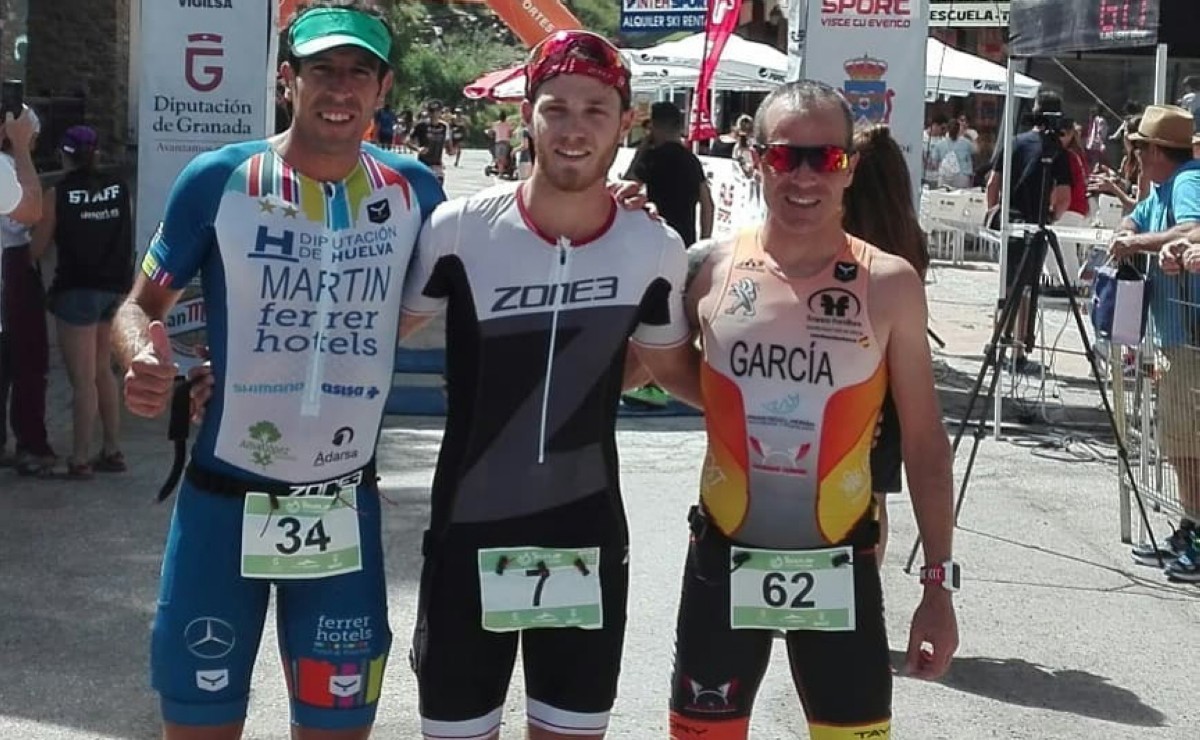 Luis Miguel del Rosal del Silverback España gana el triatlón de Sierra Nevada