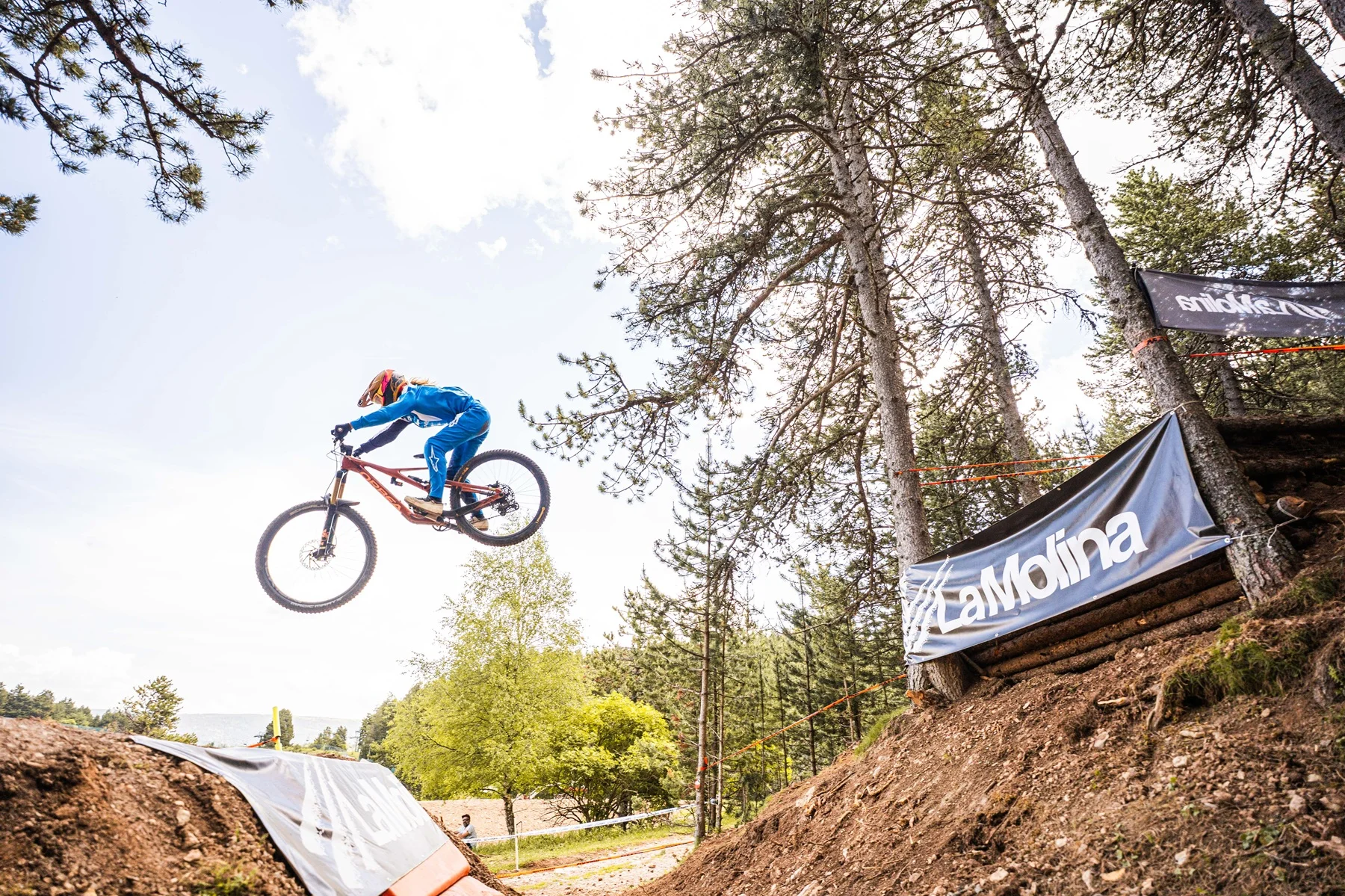 Luke Williamson e Isabeu Carrez conquistan La Molina en una iXS European Downhill Cup de infarto