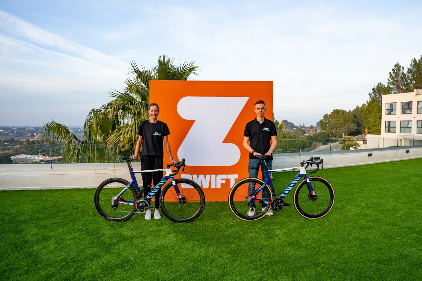 Maddie Le Roux y Louis Kitzki reciben sus contratos gracias a Zwift Academy