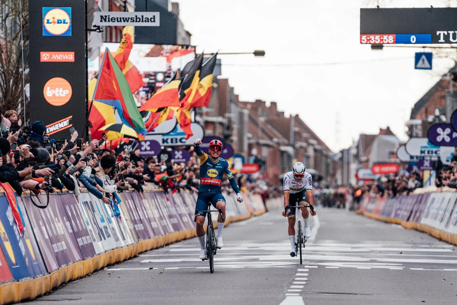 Mads Pedersen gana el Gent-Wevelgem después de un épico enfrentamiento con Van der Poel