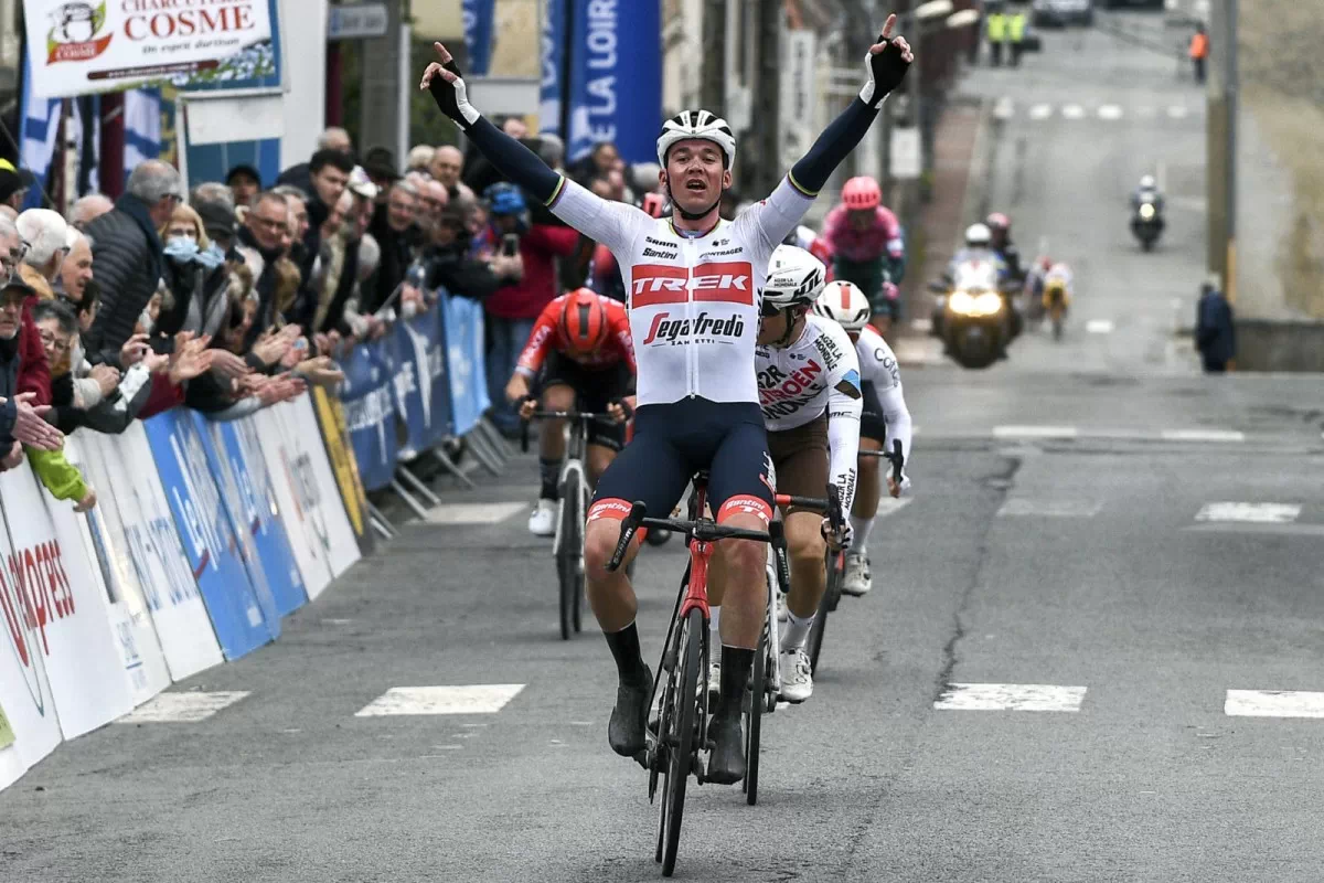 Mads Pedersen gana la primera y lidera el Circuito de La Sarthe