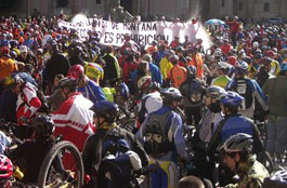 Seis mil ciclistas se manifiestan para reclamar la circulación por sendas forestales