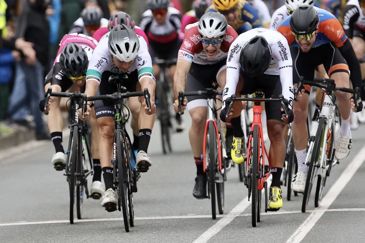 Marc Brustenga prolonga la buena racha  Caja Rural-Seguros RGA y logra el triunfo en Zumaia