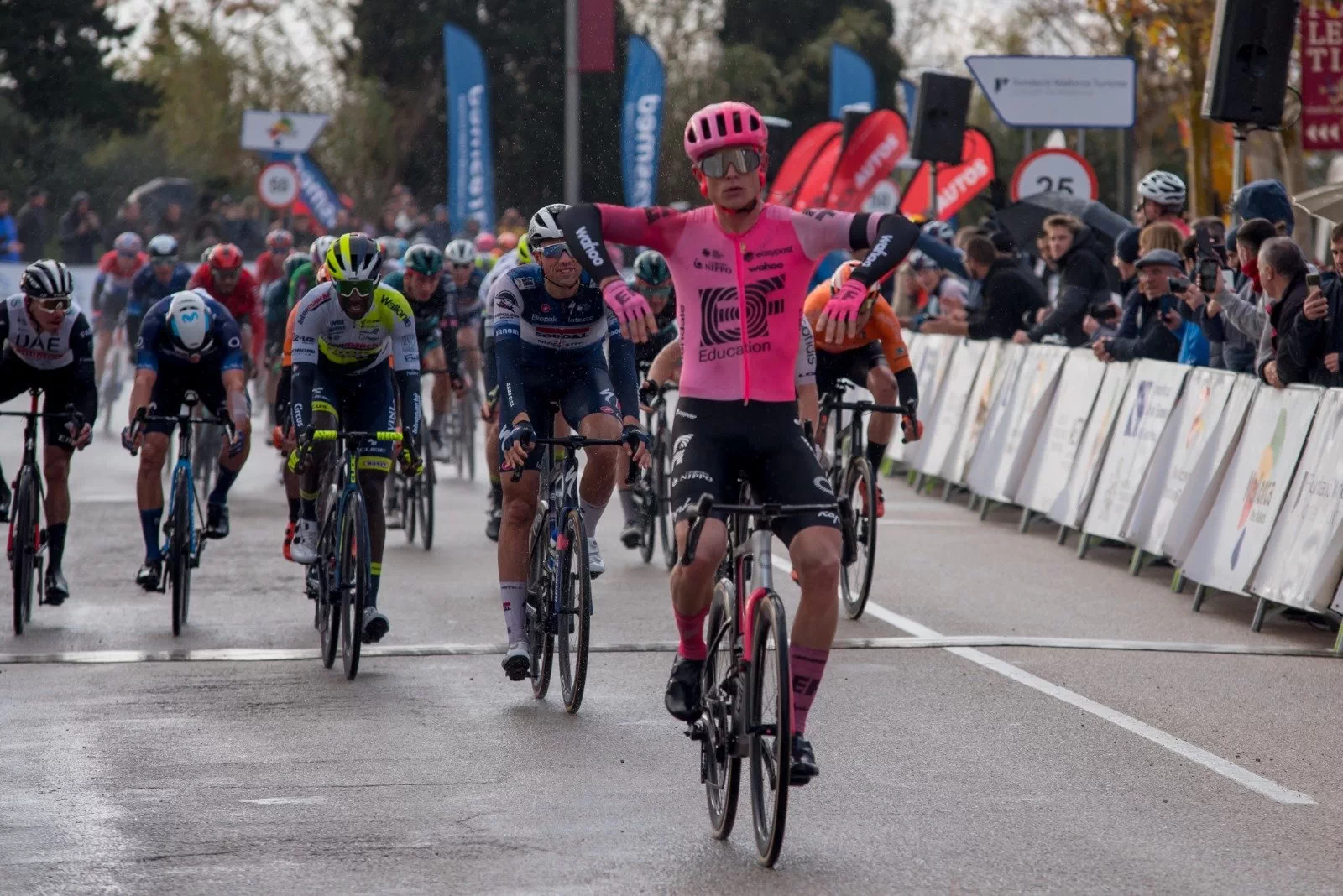 Marijn Van den Berg sorprende a los favoritos para ganar en Alcúdia