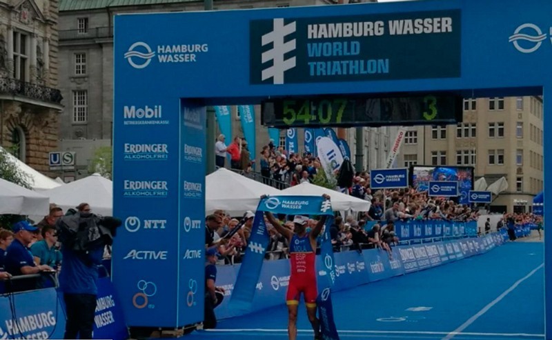 Mario Mola lidera las Series Mundiales tras ganar en Hamburgo