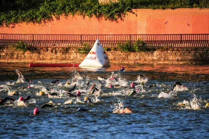 Más de 2.500 deportistas participan en el Triatlón Villa de Madrid