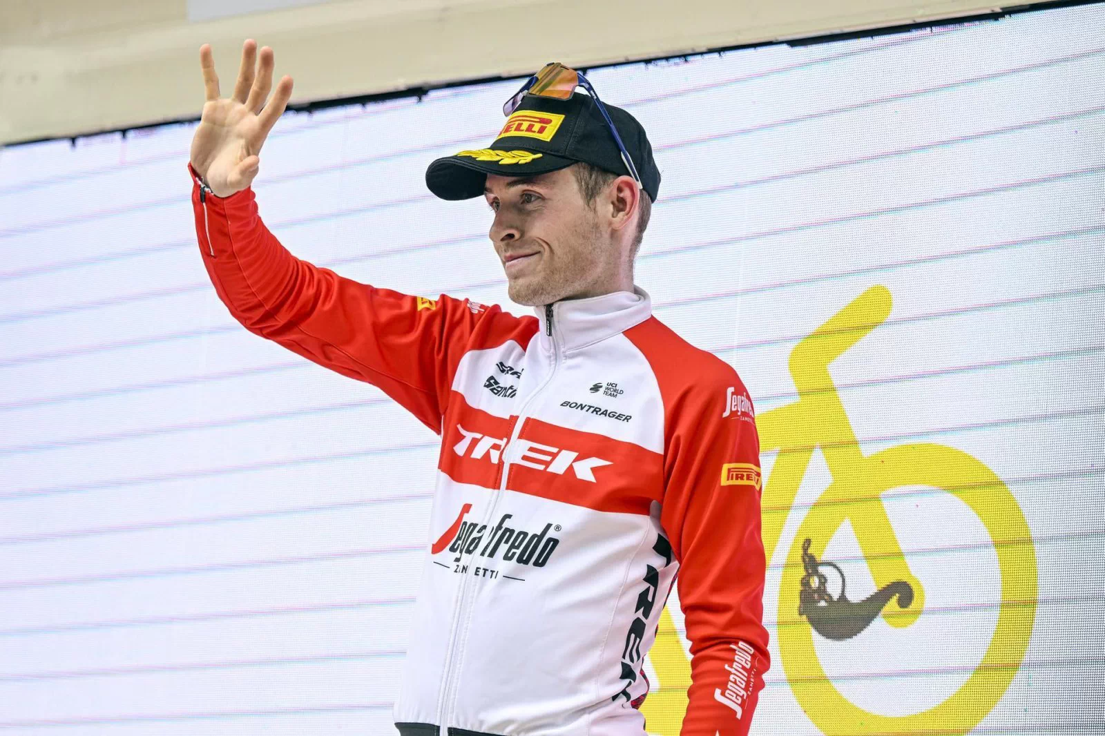 Mattias Skjelmose  se lleva la tercera etapa del Tour de Suiza