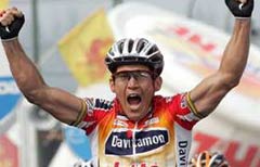 McEwen se impone a los italianos en el primer sprint del Giro