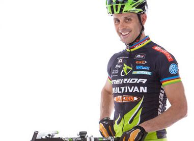 Hermida renueva su contrato con el Multivan-Merida por dos años más.