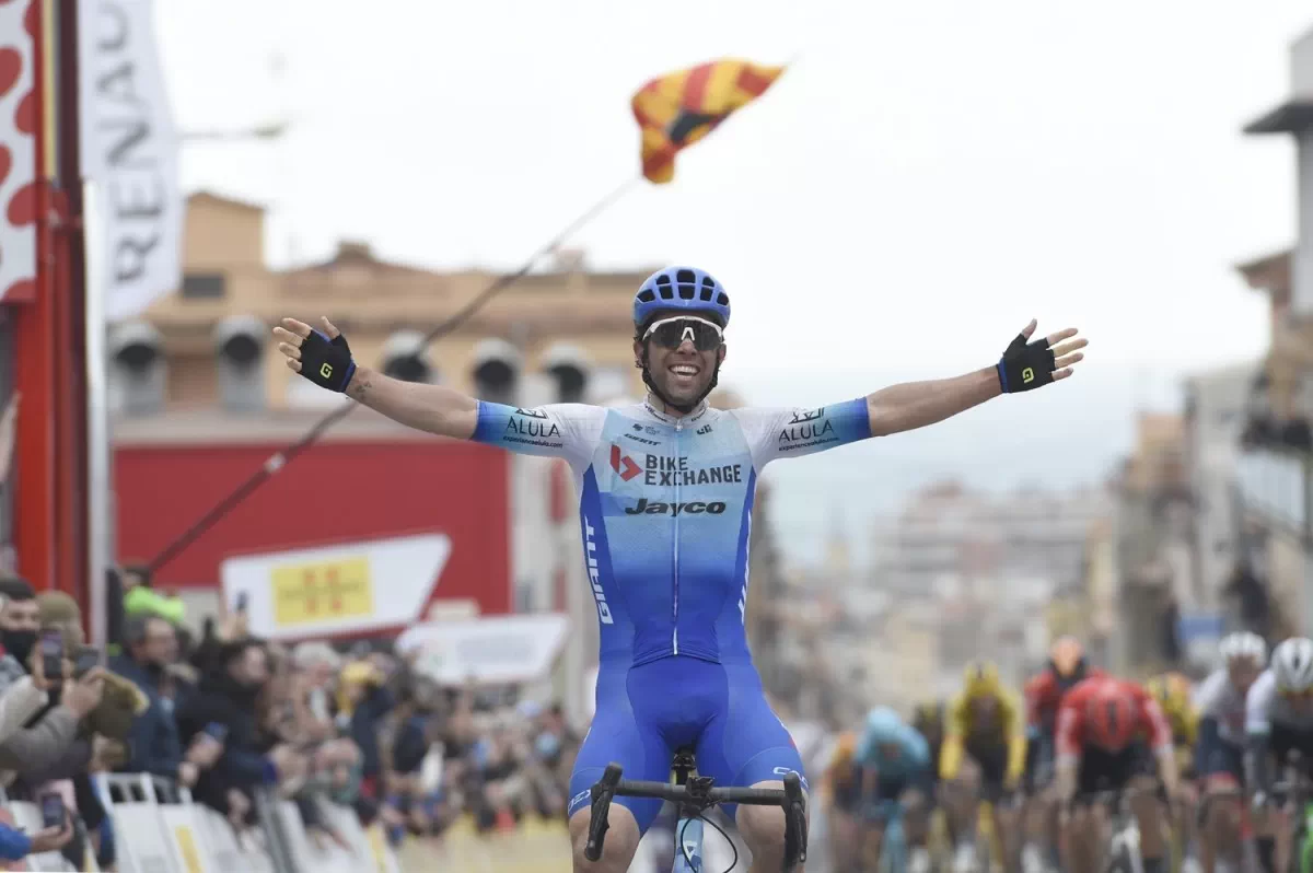 Michael Matthews gana en Sant Feliu de Guíxols, Colbrelli cae inconsciente tras cruzar la meta