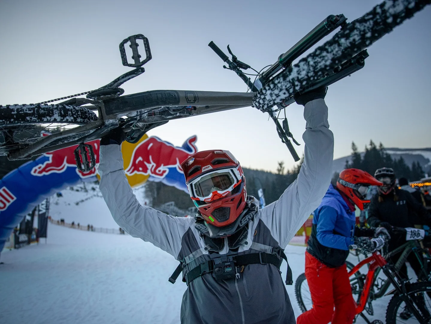 Michal Prokop reina en el caos blanco de la Chinese Downhill 2026