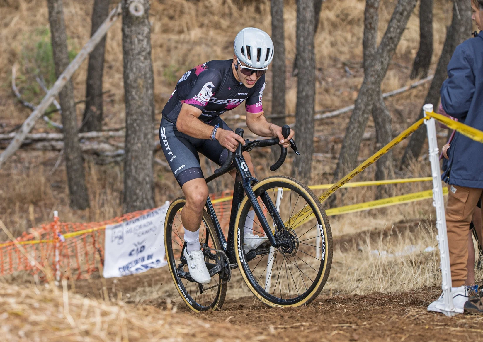 Miguel Díaz y Carolina Vega Triunfan en el Ciclocross Mejorada del Campo y Lideran la Copa de Madrid Miguel Díaz y Carolina Vega Triunfan en el Ciclocross Mejorada del Campo y Lideran la Copa de Madrid