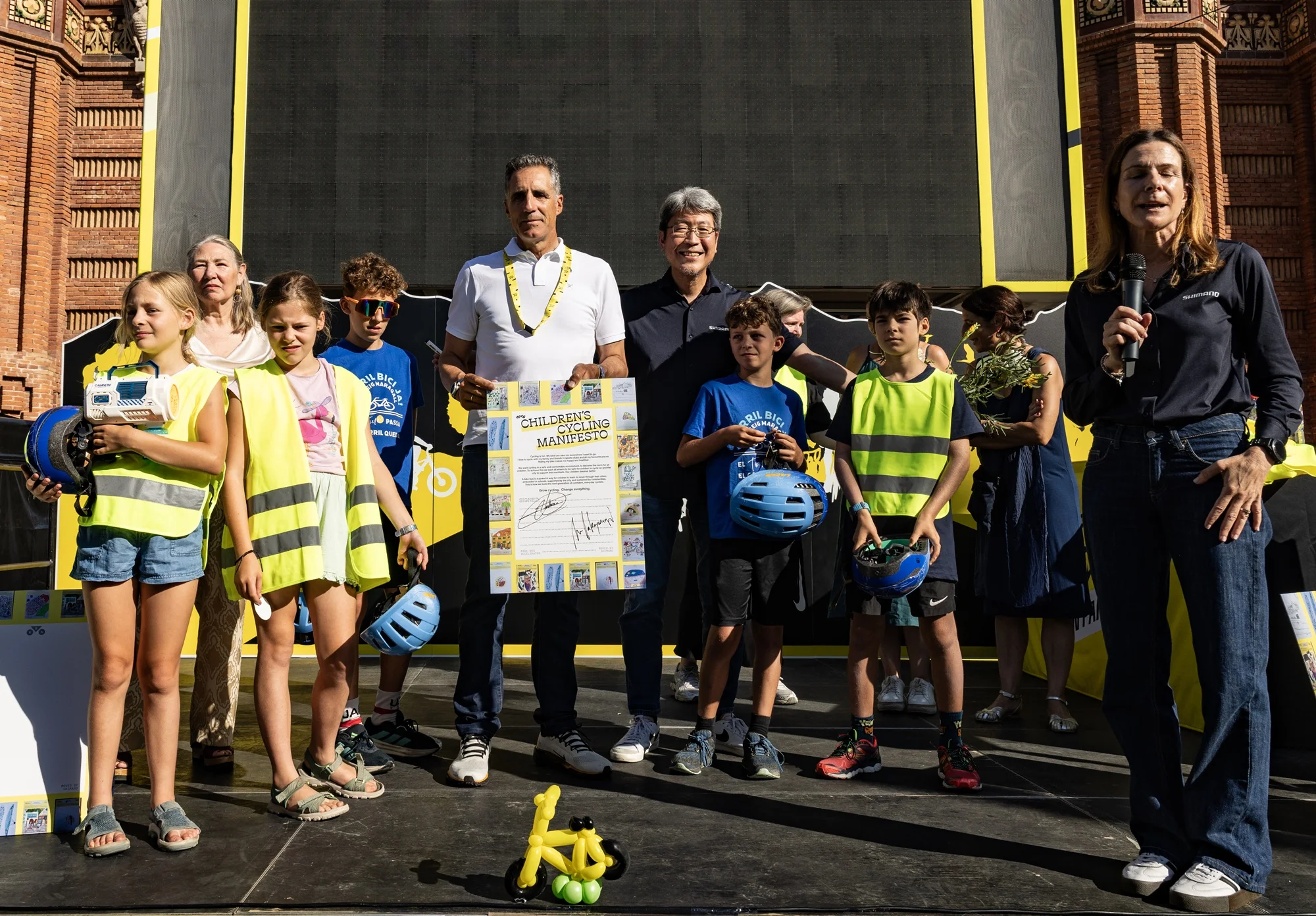 Miguel Induráin apuesta por el Bike Bus Accelerator en Barcelona para impulsar carriles escolares seguros
