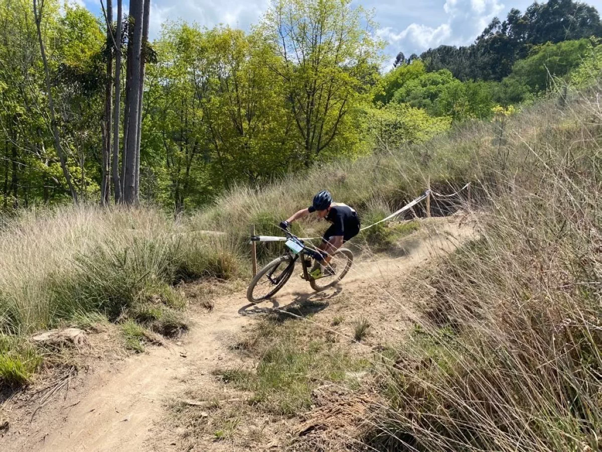 Miguel Sánchez (Bikezona Team) sube al podio en las Green Series de Lezama por detrás de Iñigo Gómez