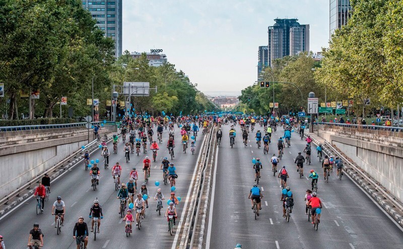 Miles de madrileños disfrutan de la Fiesta de la bicicleta Movistar