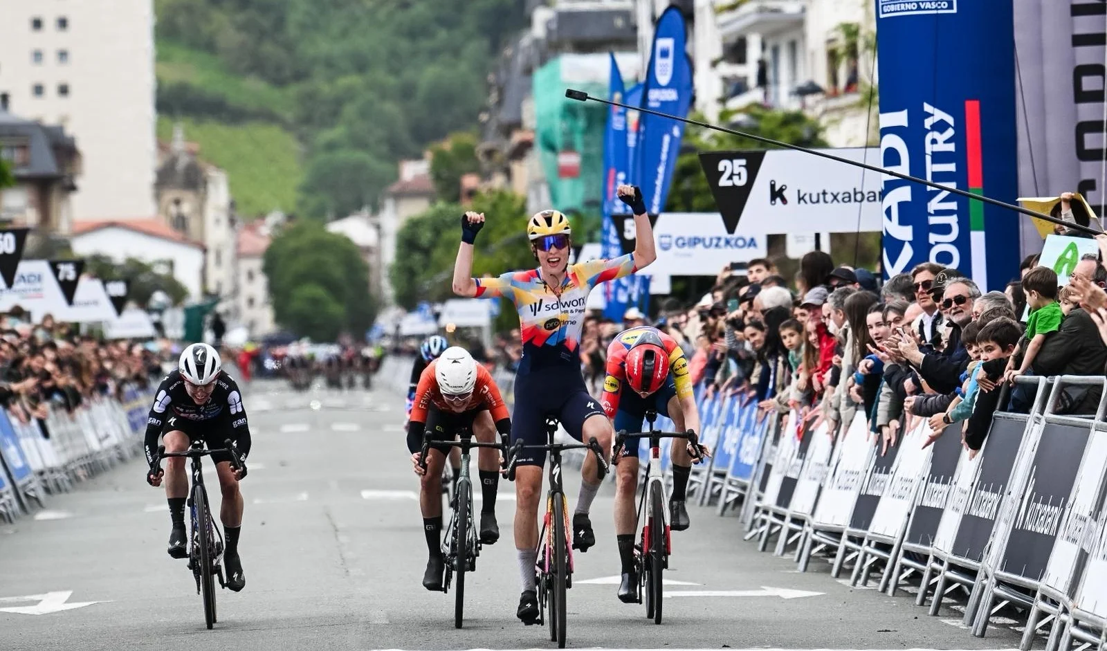 Mischa Bredewold arrasa en Zarautz y asalta el liderato de la Itzulia Women 2026