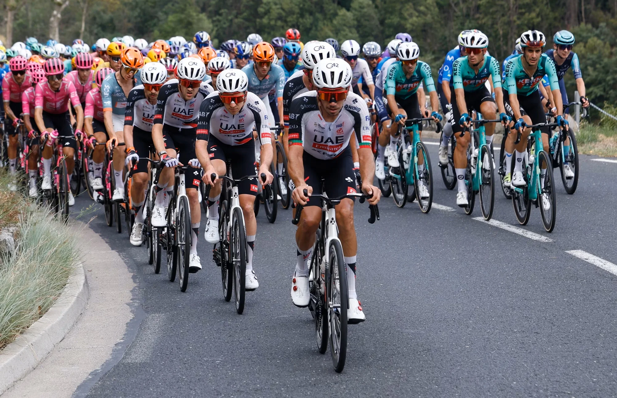 Misterios del ciclismo: La tiranía de las zapatillas blancas en el World Tour