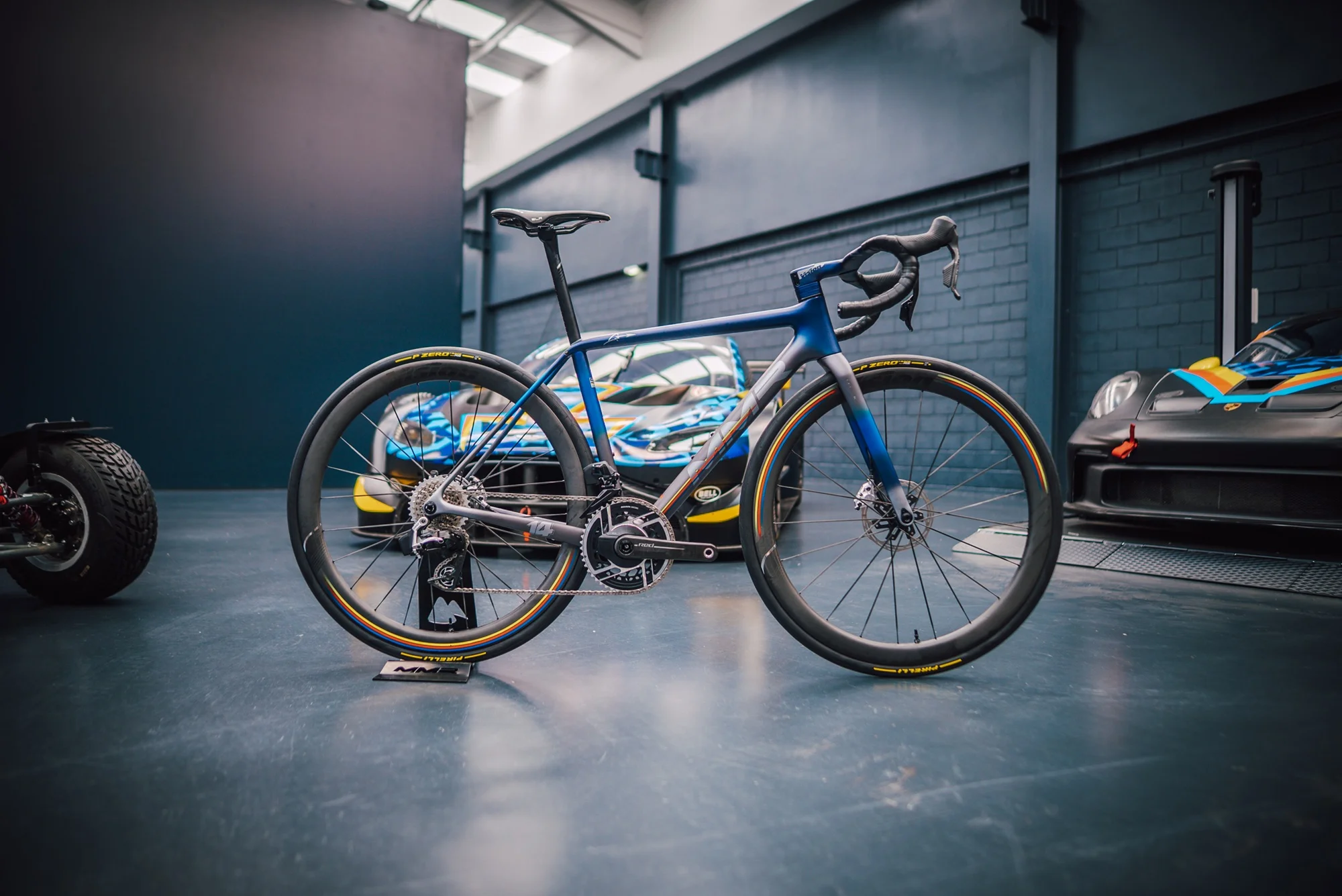 MMR crea una Adrenaline SL exclusiva para Fernando Alonso con diseño personalizado y componentes de máxima gama