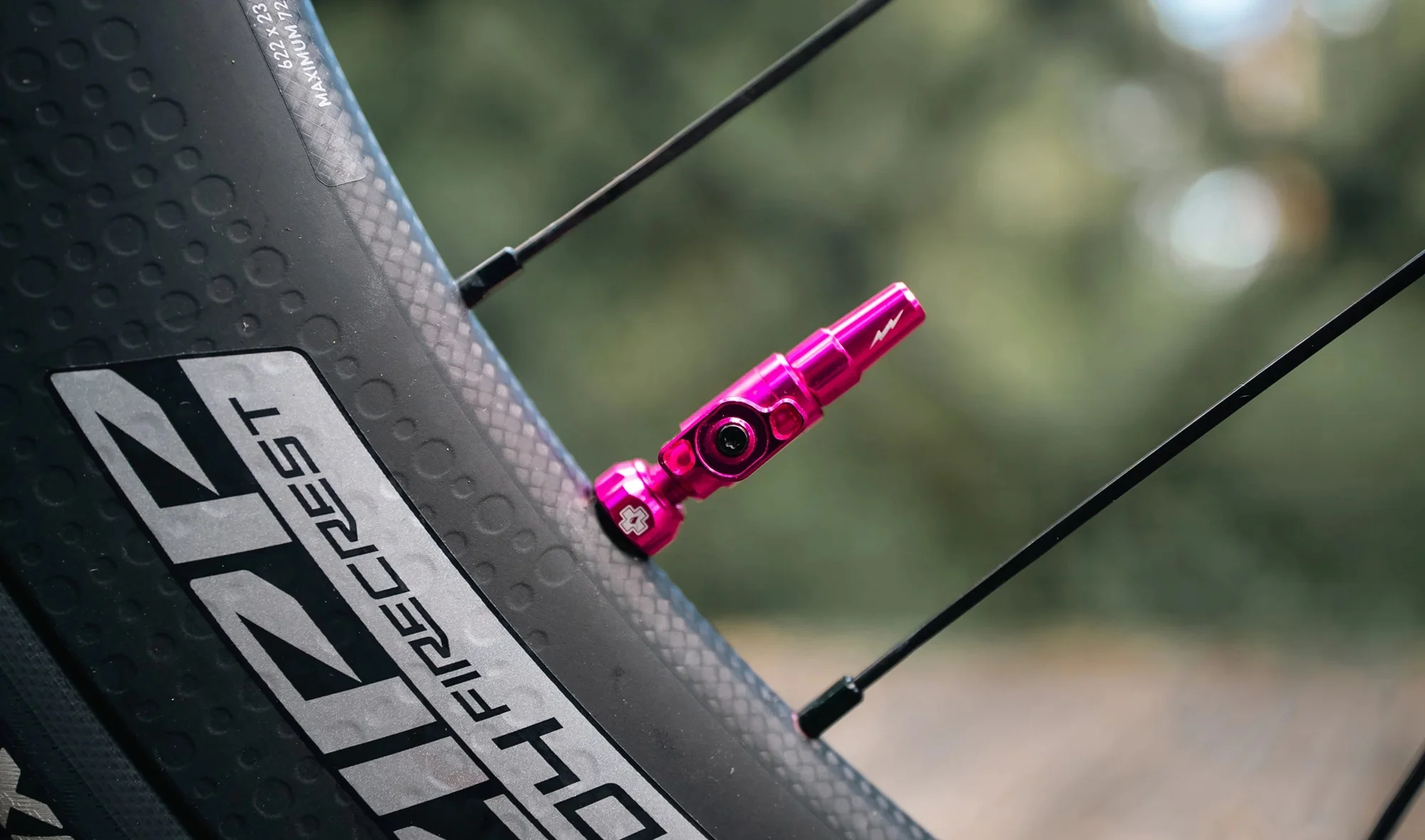 Muc-Off Big Bore Lite es la válvula definitiva para olvidarse de quitar el obús para meter el líquido sellante