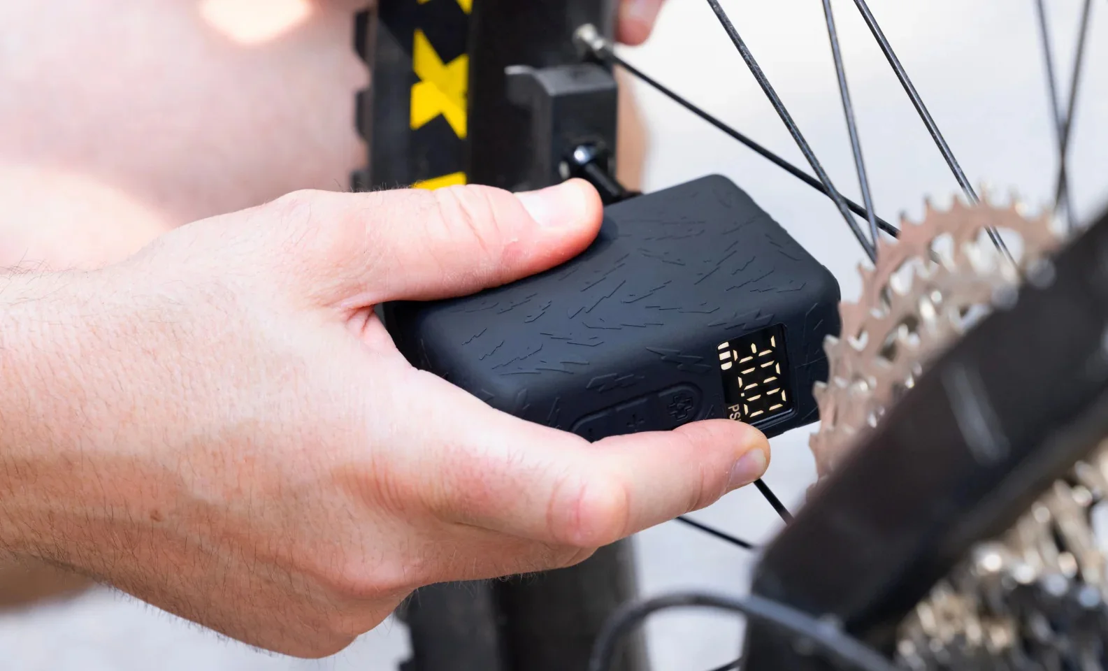 Muc-Off lanza el inflador eléctrico portátil AirMach Pro Max de alta presión