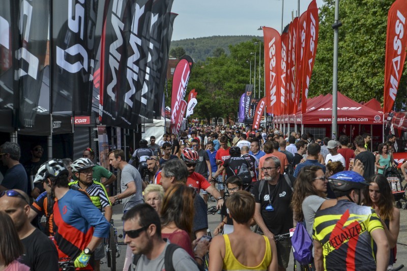 Multitudinaria segunda jornada del festival ciclista Sea Otter Europe 